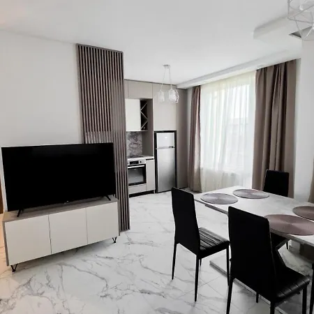 Luxury & Stylish 2 Bedroom At An Excellent Location *